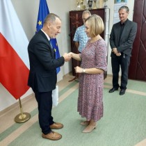 Powiększ zdjęcie Dyrektorowi Piotrowi Dziubie dziękuje Kadrowa Anna Suchanek