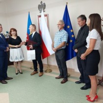 Powiększ zdjęcie Odchodzący na emeryturę Piotr Dziuba podziekował Zarządowi za zaufanie jakim obdarował go powierzając mu na lata 2017-2022 stanowisko dyrektora Zespołu Szkół Nr 3 im. Stanisława Staszica we Włoszczowie