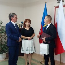 Powiększ zdjęcie Rozmawiają Starosta Włoszczowski Dariusz Czechowski, Członek Zarządu Małgorzata Gusta i odchodzący na emeryturę Dyrektor ZS nr 3 we Włoszczowie Piotr Dziuba