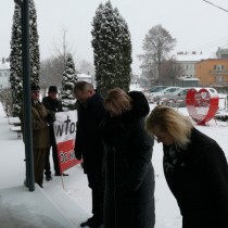 Powiększ zdjęcie Przedstawiciele ZS Nr 3 we Włoszczowie składają kwiaty pod tablicą upamiętniającą protest młodzieży w obronie krzyży zdjętych ze ścian sal lekcyjnych Zespołu Szkół Zawodowych we Włoszczowie