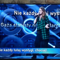 Powiększ zdjęcie Katarzyna Mazur z mikrofonem podczas nagrania odcinka „Szansy na sukces ”.
