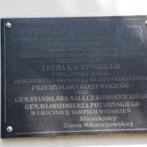 Powiększ zdjęcie Tablica wmurowana w ścianę kościoła Wniebowzięcia NMP we Wloszczowie, upamiętniająca ofiary katastrofy smoleńskiej