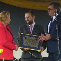 Powiększ zdjęcie Starosta Włoszczowski i Członek Zarządu Powiatu wręczają Prezes ROD „Stokrotka” Zofii Jędras pamiątkowy grawerton