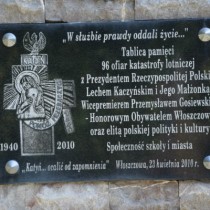 Powiększ zdjęcie Tablica przy I LO we Włoszczowie upamiętniająca 96 ofiar katastrofy lotniczej w Smoleńsku