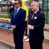 Powiększ zdjęcie Od lewej stoją starosta Dariusz Czechowski i wicestarosta Łukasz Karpiński.