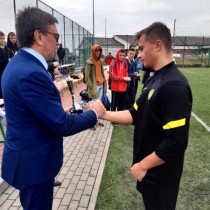 Powiększ zdjęcie Starosta włoszczowski (z lewej) gratuluje zawodnikowi.