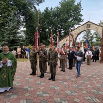 Powiększ zdjęcie Uczestnicy%20uroczystości%20udają%20sie%20na%20mszę%20świętą%20w%20intencji%20poległych,%20zmarłych%20oraz%20żyjących%20żołnierzy%20Narodowych%20Sił%20Zbrojnych%20i%20Armii%20Krajowej