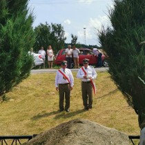 Powiększ zdjęcie Delegacje składają wiązanki kwiatów pod pomnikiem w Olesznie
