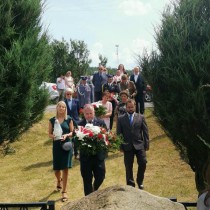 Powiększ zdjęcie Delegacja Powiatu Włoszczowskiego składaja wiązankę kwiatów pod pomnikiem w Olesznie