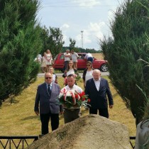 Powiększ zdjęcie Delegacje składają wiązanki kwiatów pod pomnikiem w Olesznie