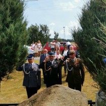 Powiększ zdjęcie Delegacje składają wiązanki kwiatów pod pomnikiem w Olesznie