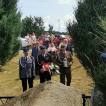 Powiększ zdjęcie Delegacje składają wiązanki kwiatów pod pomnikiem w Olesznie