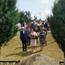 Powiększ zdjęcie Delegacje składają wiązanki kwiatów pod pomnikiem w Olesznie