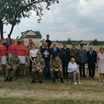 Powiększ zdjęcie Wspólne zdjęcie uczestników uroczystości z kombatantami