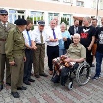 Powiększ zdjęcie Wspólne zdjęcie uczestników uroczystości z kombatantami
