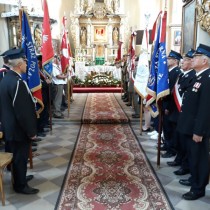 Powiększ zdjęcie Poczty sztandarowe w kościele w Olesznie
