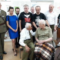 Powiększ zdjęcie Wspólne zdjęcie uczestników uroczystości z kombatantami