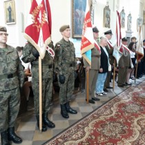 Powiększ zdjęcie Poczty sztandarowe w kościele w Olesznie