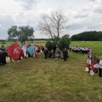 Powiększ zdjęcie Uroczystości pod pomnikiem na ul. Przedborskiej w Olesznie