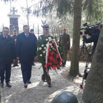 Powiększ zdjęcie Delegacje składają kwiaty i zapalają znicze