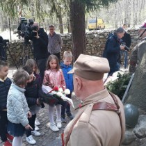 Powiększ zdjęcie Delegacje składają kwiaty i zapalają znicze