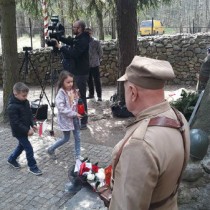 Powiększ zdjęcie Delegacje składają kwiaty i zapalają znicze