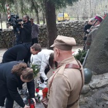 Powiększ zdjęcie Delegacje składają kwiaty i zapalają znicze