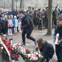 Powiększ zdjęcie Delegacje składają kwiaty i zapalają znicze