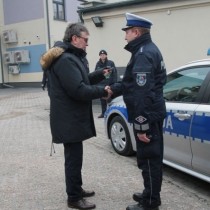 Powiększ zdjęcie Starosta%20Włoszczowski%20Dariusz%20Czechowski%20(po%20prawej)%20wręcza%20kluczyki%20funkcjonaruszowi.%20W%20tle%20nowy%20radiowóz.