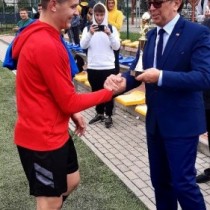 Powiększ zdjęcie Starosta włoszczowski (z prawej) gratuluje zawodnikowi.