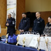 Powiększ zdjęcie Uczestników turnieju wita Pierwszy Zastępca Komendanta Powiatowego Policji we Włoszczowie nadkom. Marek Gaj