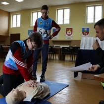 Powiększ zdjęcie Strażak z Komendy Powiatowej PSP we Włoszczowie Wojciech Plebanek sprawdza wiedzę uczniów z zakresu udzielania pierwszej pomocy przedmedycznej