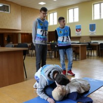 Powiększ zdjęcie Uczniowie pokazują na fantomie jak udzielić pomocy osobie, która nie oddycha