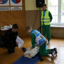 Powiększ zdjęcie Strażak z Komendy Powiatowej PSP we Włoszczowie Wojciech Plebanek sprawdza wiedzę uczniów z zakresu udzielania pierwszej pomocy przedmedycznej