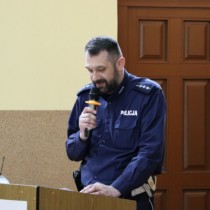 Powiększ zdjęcie Sędzia główny turnieju - st. asp. Wojciech Bełz odczytuje wyniki końcowe