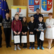 Powiększ zdjęcie Organizatorzy turnieju z drużyną ze Szkoły Podstawowej w Koniecznie (uczniowie zajęli IV miejsce, w Grupie I)