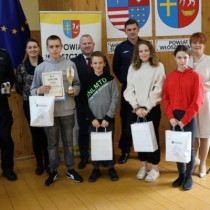 Powiększ zdjęcie Organizatorzy turnieju z drużyną ze Szkoły Podstawowej w Kurzelowie (uczniowie zajęli III miejsce w Grupie I)