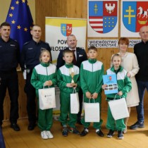 Powiększ zdjęcie Organizatorzy turnieju z drużyną ze Szkoły Podstawowej w Dobromierzu (uczniowie zajęli II miejsce w Grupie I)