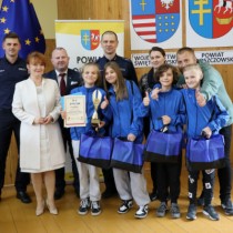 Powiększ zdjęcie Organizatorzy turnieju z drużyną ze Szkoły Podstawowej nr 1 we Włoszczowie (uczniowie zajęli I miejsce w Grupie I)