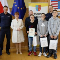 Powiększ zdjęcie Organizatorzy turnieju z drużyną ze Szkoły Podstawowej w Mieczynie (uczniowie zajęli V miejsce w Grupie II)