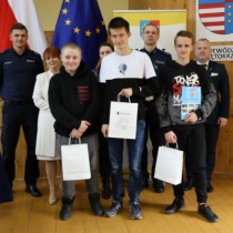 Powiększ zdjęcie Organizatorzy turnieju z drużyną ze Szkoły Podstawowej w Czarncy (uczniowie zajęli IV miejsce w Grupie II)