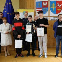 Powiększ zdjęcie Organizatorzy turnieju z drużyną ze Szkoły Podstawowej w Koniecznie (uczniowie zajęli II miejsce w Grupie II)