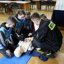 Powiększ zdjęcie Strażak z Komendy Powiatowej PSP we Włoszczowie Wojciech Plebanek sprawdza wiedzę uczniów z zakresu udzielania pierwszej pomocy przedmedycznej