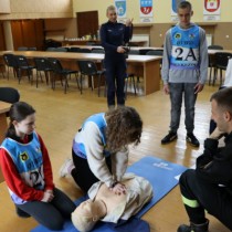 Powiększ zdjęcie Strażak z Komendy Powiatowej PSP we Włoszczowie Wojciech Plebanek sprawdza wiedzę uczniów z zakresu udzielania pierwszej pomocy przedmedycznej