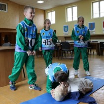 Powiększ zdjęcie Uczniowie pokazują na fantomie jak udzielić pomocy osobie, która nie oddycha