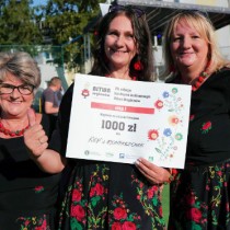 Powiększ zdjęcie Członkinie%20KGW%20Komparzów%20z%20bonem%20upominkowym