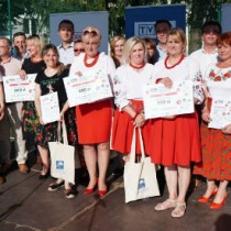 Powiększ zdjęcie Nagrodzone koła gospodyń wiejskich z organizatorami i zaproszonymi gośćmi
