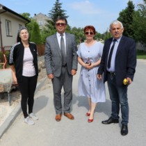 Powiększ zdjęcie Radna Rady Gminy Moskorzew Lena Nowak, Starosta Włoszczowski Dariusz Czechowski, Członek Zarządu Powiatu Małgorzata Gusta i Przewodniczący Rady Powiatu Włoszczowskiego Zbigniew Matyśkiewicz przy budowanym chodniku w Tarnawej Górze