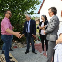 Powiększ zdjęcie Na budowanym chodniku rozmawiają: Sołtys Tarnawej Góry Paweł Błaut, Przewodniczący Rady Powiatu Zbigniew Matyśkiewicz, Radna Rady Gminy Moskorzew Lena Nowak, Starosta Włoszczowski Dariusz Czechowski i Członek Zarządu Małgorzata Gusta