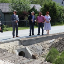Powiększ zdjęcie Na budowanym chodniku rozmawiają: Radna Rady Gminy Moskorzew Lena Nowak, Starosta Włoszczowski Dariusz Czechowski, Przewodniczący Rady Powiatu Zbigniew Matyśkiewicz, Sołtys Tarnawej Góry Paweł Błaut i Członek Zarządu Małgorzata Gusta